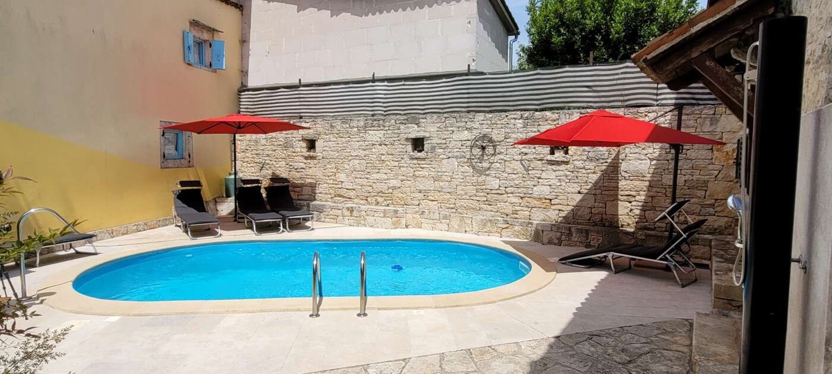 Tenuta con due case in pietra e piscina